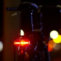 B&amp;M B&M TOPLIGHT Flat S - Batteriebetrieben -E-Bike Zubehör Verkaufsladen bm flat s angeschaltet