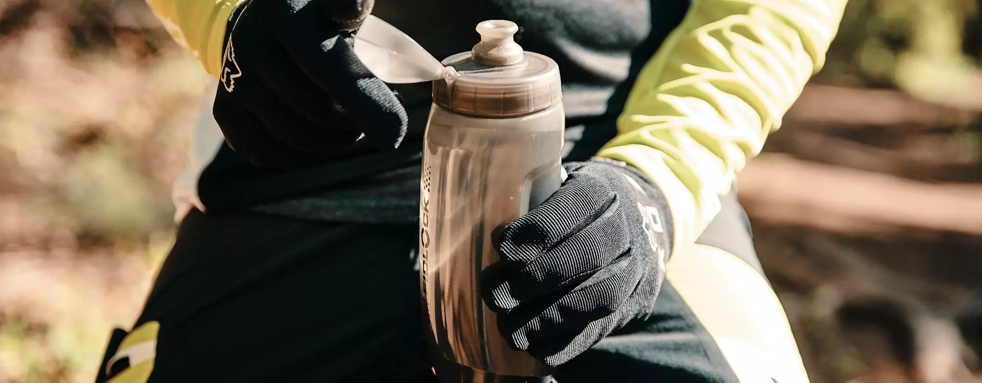 Fidlock Twist Bottle 590 Trinkflasche Transparent Schwarz + Bike Base 4 Fidlock Twist Bottle 590 Trinkflasche Transparent Schwarz + Bike Base – Bild 4