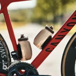 Fidlock Twist Bottle 450 Trinkflasche Transparent Schwarz + Bike Base -E-Bike Zubehör Verkaufsladen fidlock twist bottle bike base 450ml lifestyle 1 scaled