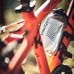 Fidlock Twist Bottle 450 Trinkflasche Transparent Schwarz + Uni Base 11 Fidlock Twist Bottle 450 Trinkflasche Transparent Schwarz + Uni Base -E-Bike Zubehör Verkaufsladen fidlock twist bottle uni base 450 ml lifestyle 1 scaled