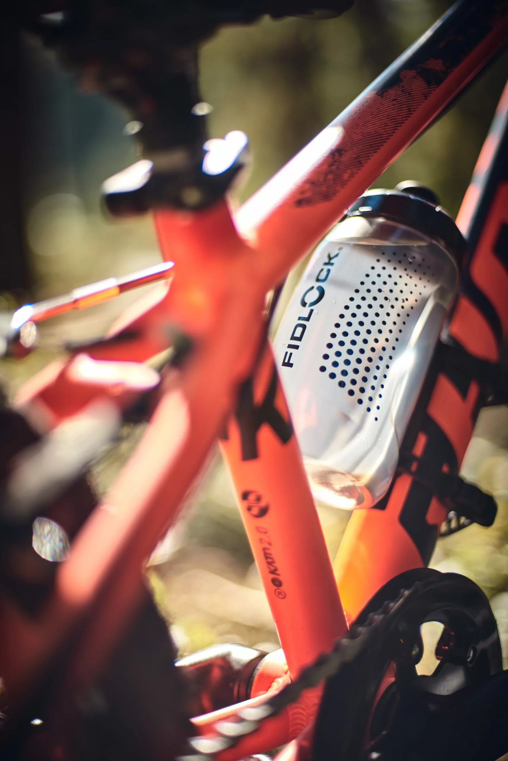 Fidlock Twist Bottle 450 Trinkflasche Transparent Schwarz + Uni Base 6 Fidlock Twist Bottle 450 Trinkflasche Transparent Schwarz + Uni Base – Bild 6