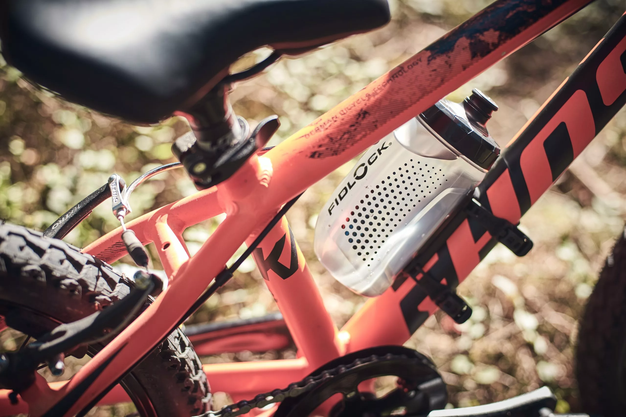 Fidlock Twist Bottle 450 Trinkflasche Transparent Schwarz + Uni Base 4 Fidlock Twist Bottle 450 Trinkflasche Transparent Schwarz + Uni Base – Bild 4