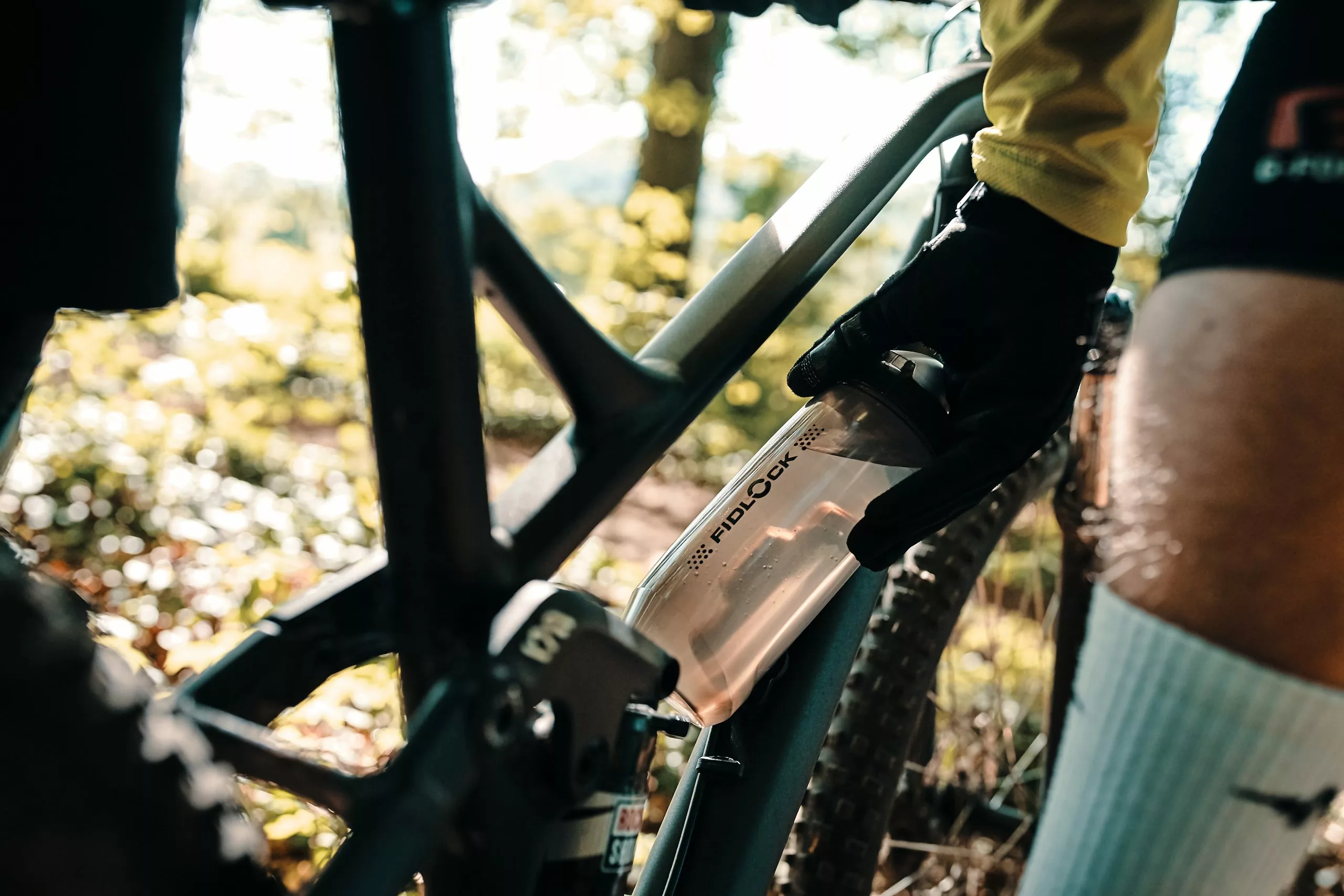 Fidlock Twist Bottle 590 Trinkflasche Transparent Schwarz + Bike Base 5 Fidlock Twist Bottle 590 Trinkflasche Transparent Schwarz + Bike Base – Bild 5