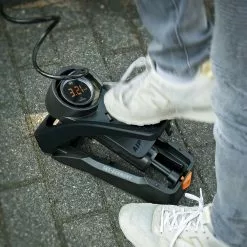 SKS Airstep Digi Fußpumpe Für E-Bikes -E-Bike Zubehör Verkaufsladen sks airstep digi fusspumpe im einsatz 1
